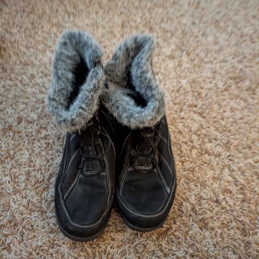 totes Black Winter Boots with Gray Fur Trim
